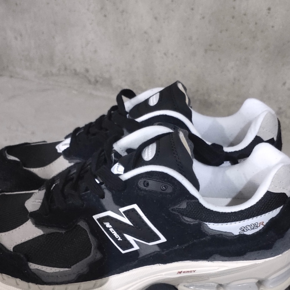 New balance 2002R protection pack black Men size 8.5 NO BOX